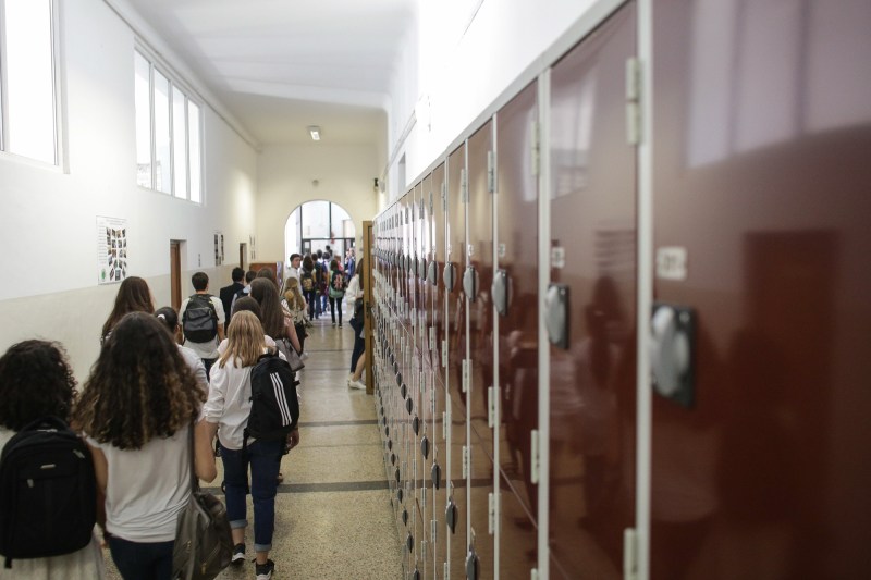 Guvernul reformează mecanismul burselor de merit, stabilind un plafon maxim pentru fiecare clasă de elevi.