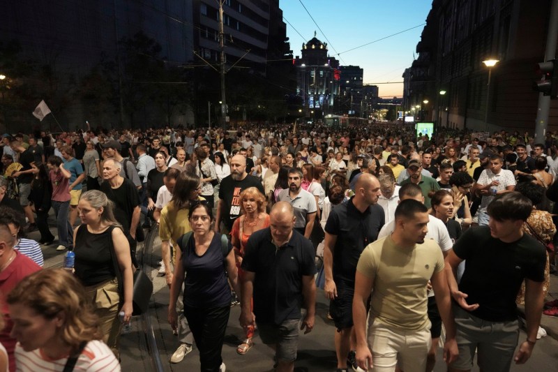 Imagini impresionante din Serbia: mii de oameni cer alegeri anticipate pe bulevardele din Belgrad.