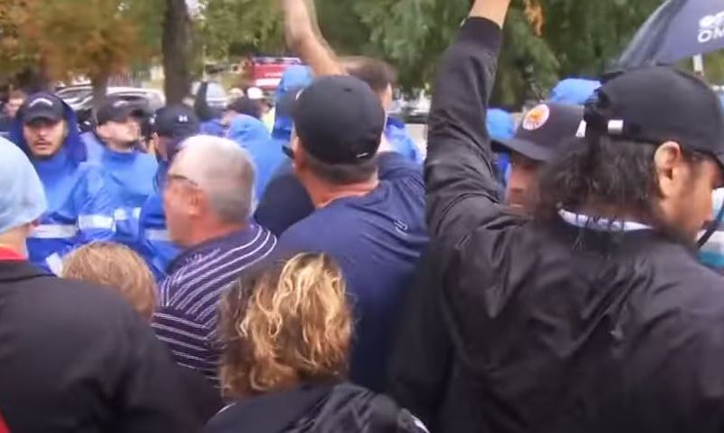 Incident la sediul Poliției Ilfov între susținătorii lui Călin Georgescu și forțele de ordine, în contextul semnării unei măsuri de control judiciar.