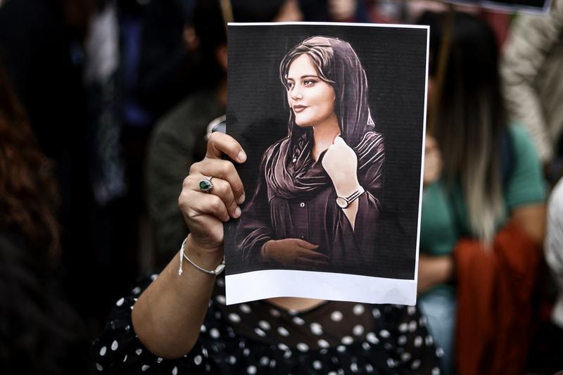 Iranul a executat, sâmbătă, un bărbat acuzat de uciderea unui ofițer de securitate în timpul protestelor declanșate după decesul tinerei Mahsa Amini.