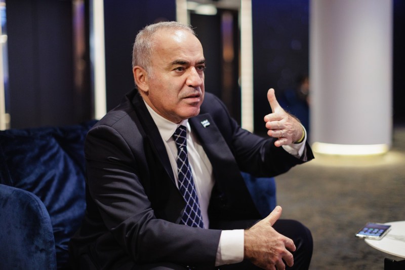 Kasparov, opozant rus, critică decizia lui Nicușor Dan și avertizează că a-ți afișa teama față de un dictator poate valida rezultatul pe care îl bănuiești.