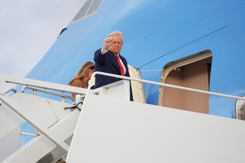La bordul Air Force One, Trump avertizează jurnaliștii despre o decizie dură în contextul conflictului din Ucraina.