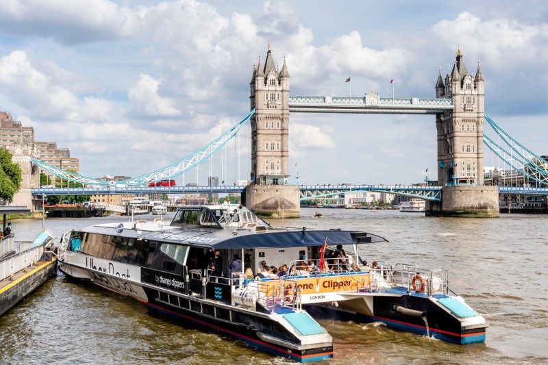 La muncă cu barca: soluții găsite de londonezi în contextul grevei celui mai vast sistem de metrou din Europa