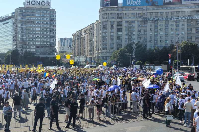 LIVE: proteste la startul anului școlar 2025-2026; mii de cadre didactice s-au adunat în Piața Victoriei pentru a cere protejarea învățământului, nu sacrificarea lui.
