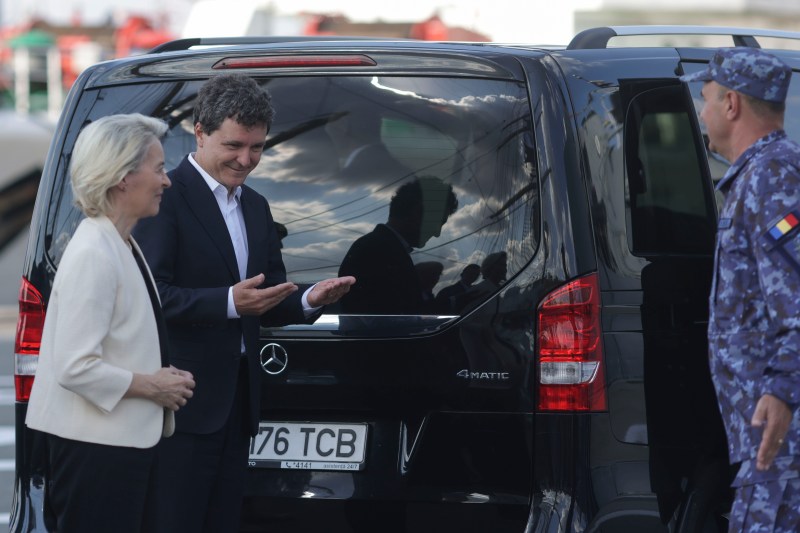 LIVE VIDEO: Nicușor Dan și Ursula von der Leyen într-o conferință comună la Baza Aeriană Mihail Kogălniceanu, în contextul presiunilor exercitate de Rusia.