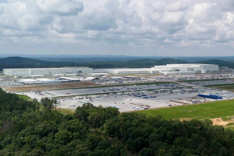 Lucrările la centrul de producție Hyundai din SUA au fost suspendate după ce sute de angajați au fost reținuți în cadrul unei ample raiduri ale autorităților.