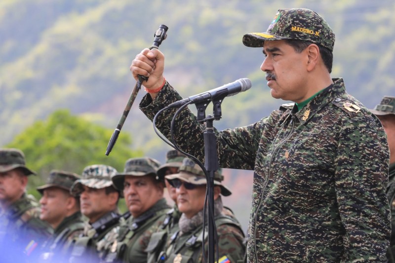 Maduro îndeamnă venezuelenii să se prezinte la cazărmi pentru instruire în folosirea armelor.