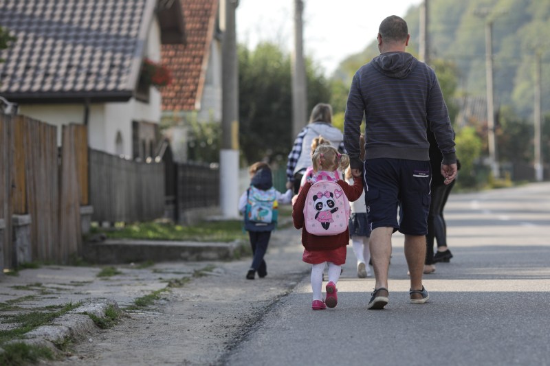 Ministrul Educației cere unitate cu sindicatele și spune că elevii vor fi așteptați luni la deschiderea anului școlar; FSLI anticipează începutul cu proteste, săli de clasă goale și incertitudine.