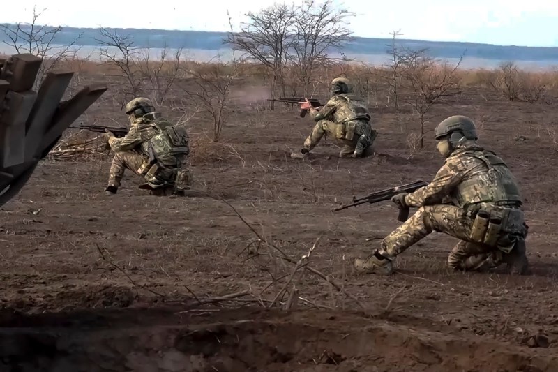 Moscova mobilizează aproximativ 100.000 de militari pentru o ofensivă în orașul Pokrovsk, deschizând un drum către ultimele fortificații din Donețk