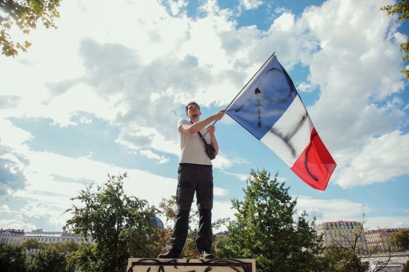 Nemulțumirea publică crește în Franța, în cadrul unei zile de proteste și greve de amploare, în contextul a două crize interconectate, economică și politică.