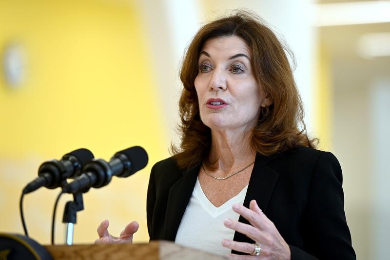 New York facilitează vaccinarea anti-COVID-19 în farmacii, deschizând calea imunizării la nivel local în fața unor restricții federale, iar mai multe state conduse de democrați formulează abordări similare.