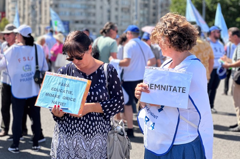 Nu noi am destabilizat bugetul public și nu noi suntem primii urmăți de sancțiuni; eu și colegii mei am organizat meditații gratuite, din inimă, pentru ca elevii să-și asigure succesul la BAC; așa arată începutul anului școlar prin ochii profesorilor