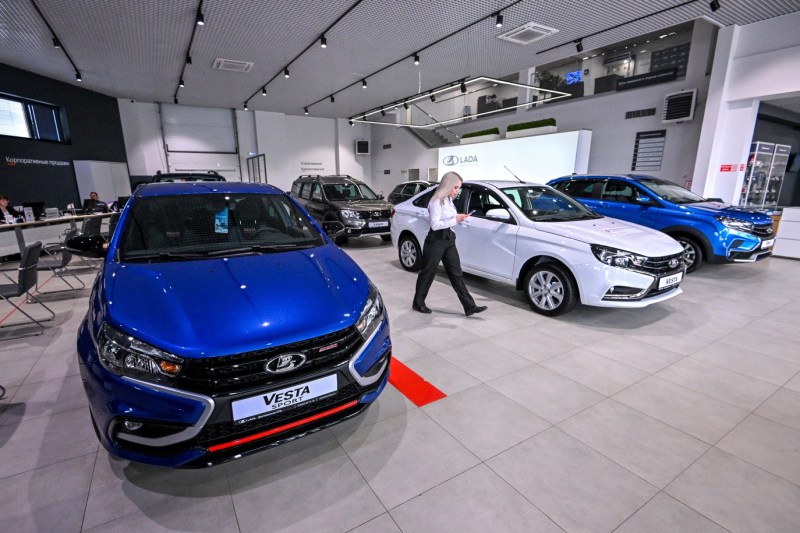 O furtună aproape perfectă pentru piața auto din Rusia: showroom-uri închise și falimente