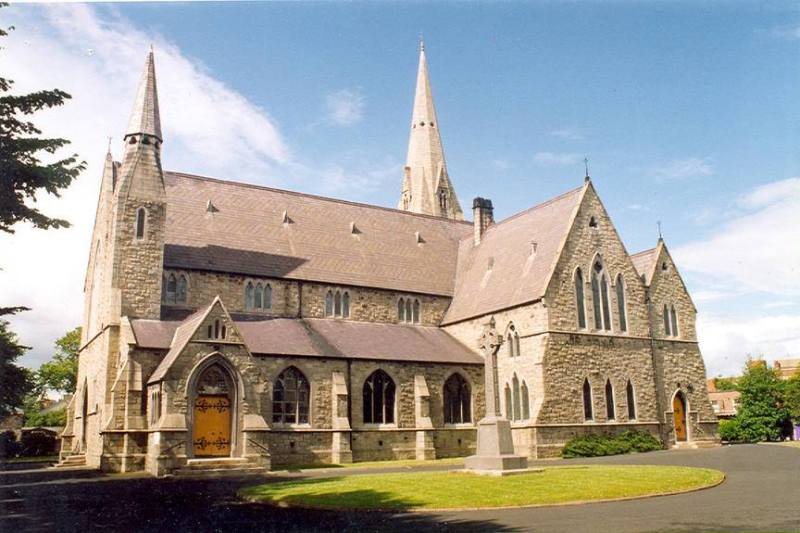 O minune divină în Dublin: comunitatea ortodoxă română sărbătorește prima slujbă în catedrala recent achiziționată din oraș.