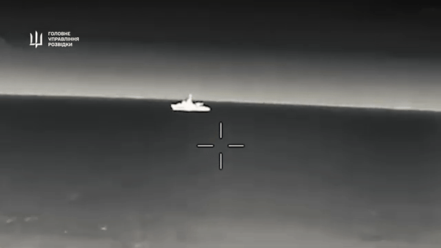 O navă de război rusă, rar întâlnită în apele Mării Negre, a fost ținta unei drone, iar acuzațiile privind spionajul militar ucrainean au fost însoțite de înregistrări video.