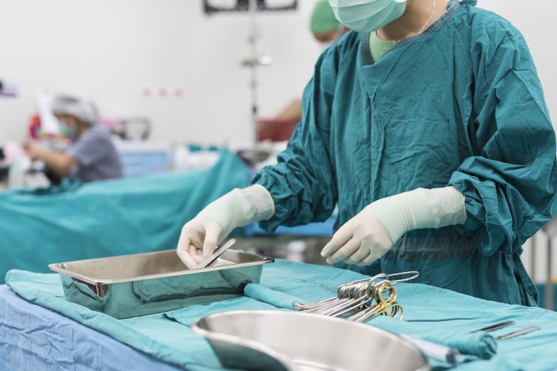 O pacientă a decedat după un avort efectuat în cadrul Maternității din Sibiu; autoritățile sanitare au sancționat mai mulți membri ai personalului medical în urma verificărilor efectuate pentru acest caz.