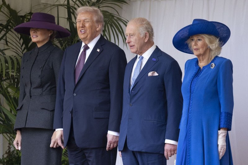 O sabie, o carte, o broșă și o ramă gravată: ce daruri își vor împărți Trump și cuplul regal britanic în vizita lor la Windsor
