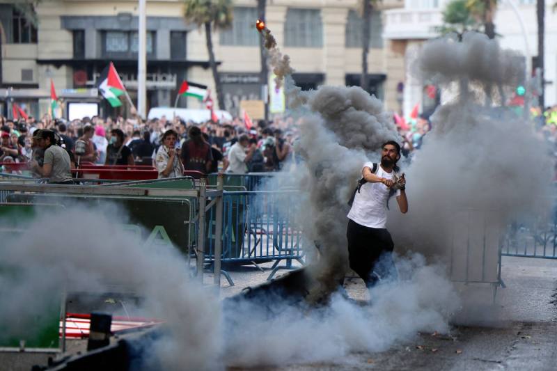 Pedro Sánchez, prim-ministrul Spaniei, se află sub un val de critici fără precedent după protestele pro-palestiniene din Madrid, fiind acuzat de încurajarea huliganilor; poliția cere demisia sa.