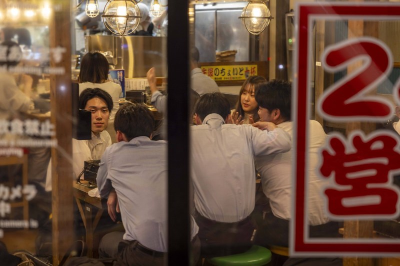 Personalul restaurantelor japoneze reclamă conducerii faptul că vizitatorii străini lasă bacșișuri, iar promovarea acestei culturi este respinsă în Japonia.