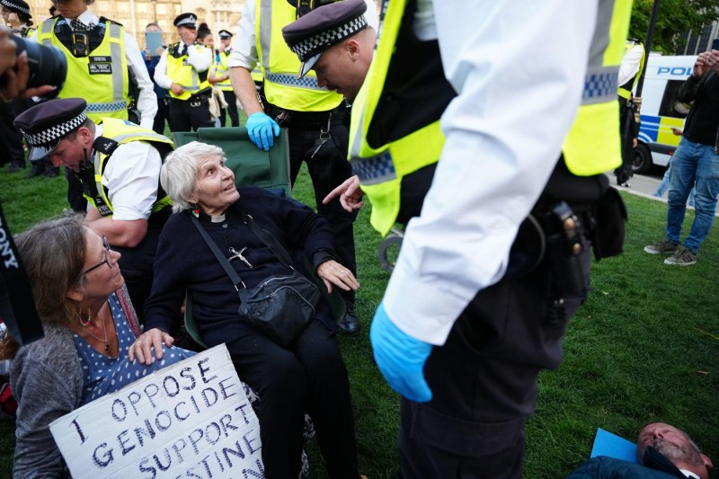 Peste 150 de persoane au fost arestate în Londra în cadrul celui mai mare protest de până acum împotriva interdicției unei grupări pro-Palestina.