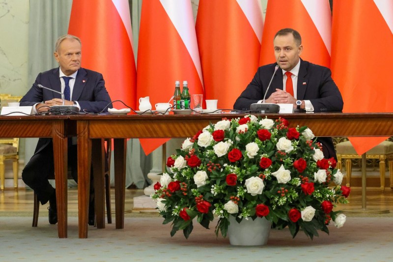 Politica externă a Poloniei, fragilizată de luptele politice interne. De la erou la dezamăgire.