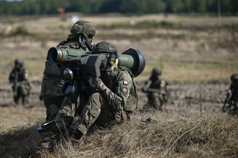 Polonia accelerează modernizarea capacităților sale de apărare, anunțând achiziții semnificative de armament anti-tanc produs în SUA