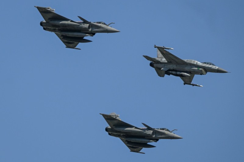 Polonia își întărește securitatea spațiului aerian prin trimiterea avioanelor militare și închiderea unui aeroport, ca măsură preventivă în contextul atacurilor rusești cu drone asupra Ucrainei.