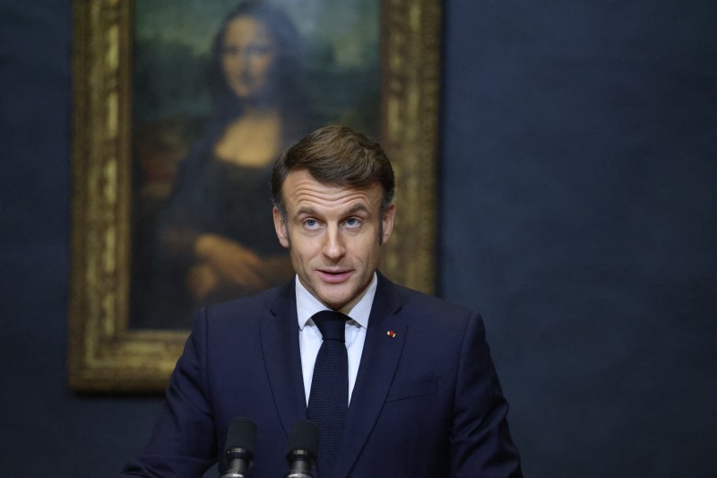 Popularitatea lui Emmanuel Macron este la un nivel scăzut, iar majoritatea francezilor cere demisia sa.