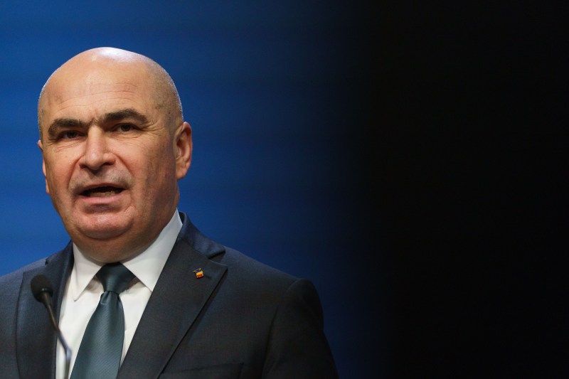 Premierul Ilie Bolojan evidențiază necesitatea unei reforme reale în sănătate: dintr-un total de 370 de spitale, aproximativ o sută alocă majoritatea bugetului către salarii, la niveluri de 85–90%. Cui servește cu adevărat acest sistem?