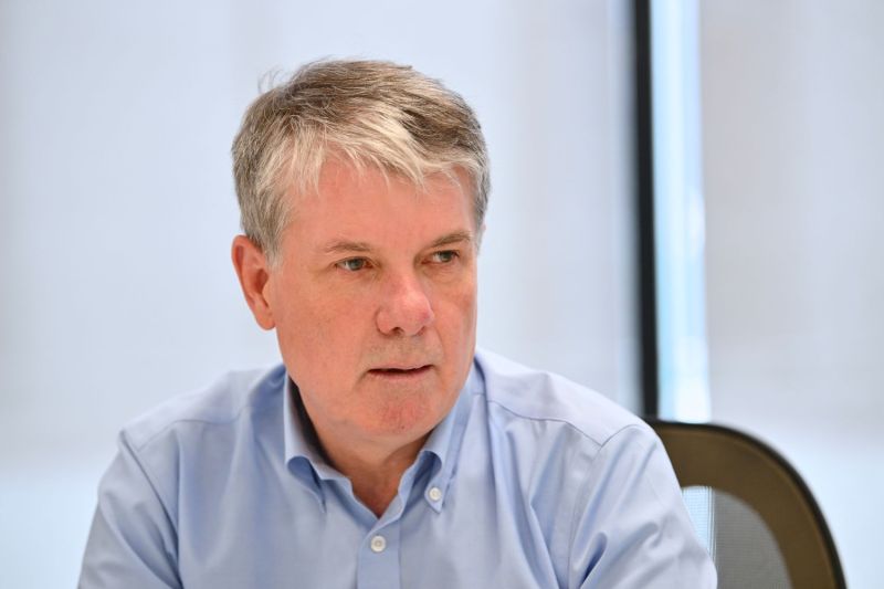 Primar acuzat de blocarea unui program de distribuție gratuită a absorbantelor pentru eleve din medii defavorizate; costul estimat al inițiativei este prezentat ca extrem de mic raportat la cheltuielile cu documentele de identitate ale consilierilor.