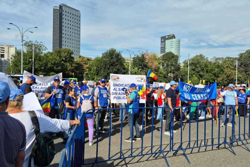 Protest spontan al personalului din structurile executive ale Guvernului, cu suspendarea activităților și solidaritate cu federațiile din administrația publică în Piața Victoriei