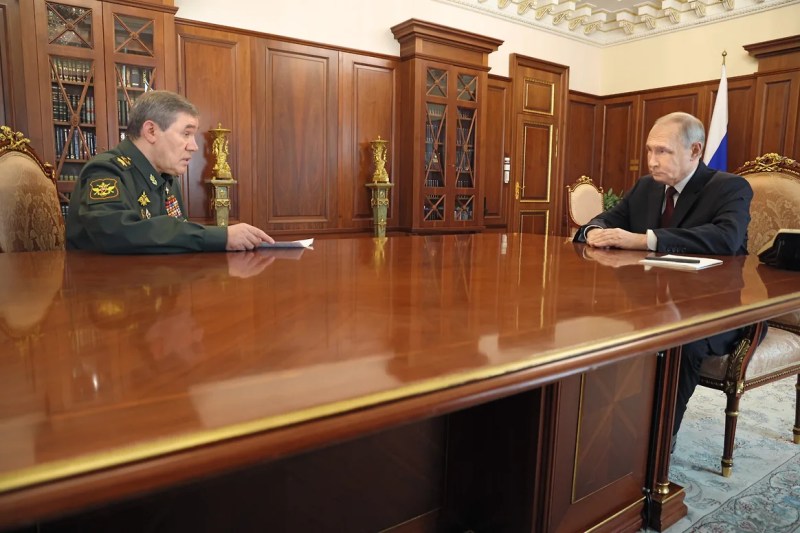Putin i-a conferit Ordinul Curajului generalului Valeri Gherasimov, deținătorul uneia dintre valizele nucleare ale Rusiei.