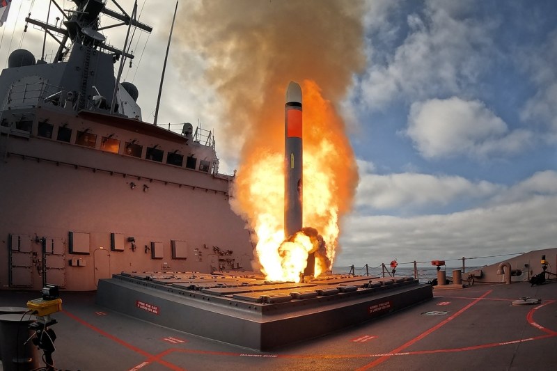 Răspuns decis în Strâmtoarea Taiwan: Brisbane, distrugătorul australian cu rachete ghidate, și fregata Ville de Québec, monitorizate îndeaproape într-un culoar strategic