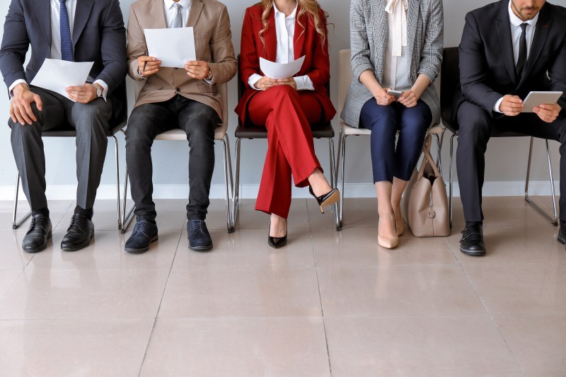 Rata oficială a șomajului rămâne sub pragul de 6%, însă dacă includem persoanele cu joburi part-time și pe cei descurajați să mai caute activ, indicatorul real ar putea să urce spre aproximativ 10%.