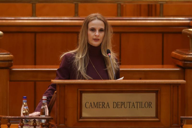 Reacții intense și dispute publice în jurul unei propuneri de lege privind avortul, comentatori sugerând că proiectul amintește de un decret din vechiul regim; inițiatoarea proiectului atrage atenția că criticii nu au înțeles textul.