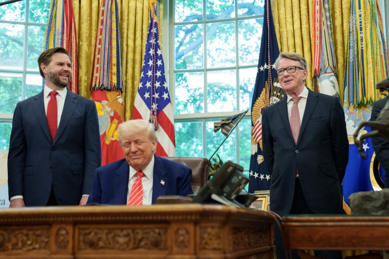Regatul Unit l-a demis pe ambasadorul său în Washington, baronul Mandelson, după apariția unor dovezi noi despre legăturile sale cu Jeffrey Epstein, fostul infractor sexual american.