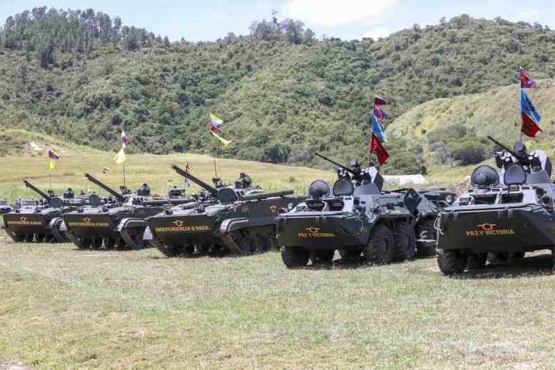 Regimul din Venezuela pare să se pregătească pentru o eventuală intervenție militară a SUA, în timp ce preoții călătoresc prin țară și stropesc tancurile Armatei Bolivariene cu apă sfințită.