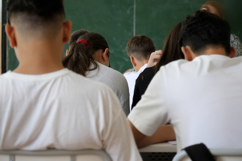 Reportaj: Cazul unei școli dintr-un județ vulnerabil, care a atras finanțări europene pentru a inspira elevii să termine cel puțin opt clase și să descopere oportunități noi în viață, diferite de ceea ce au văzut acasă.