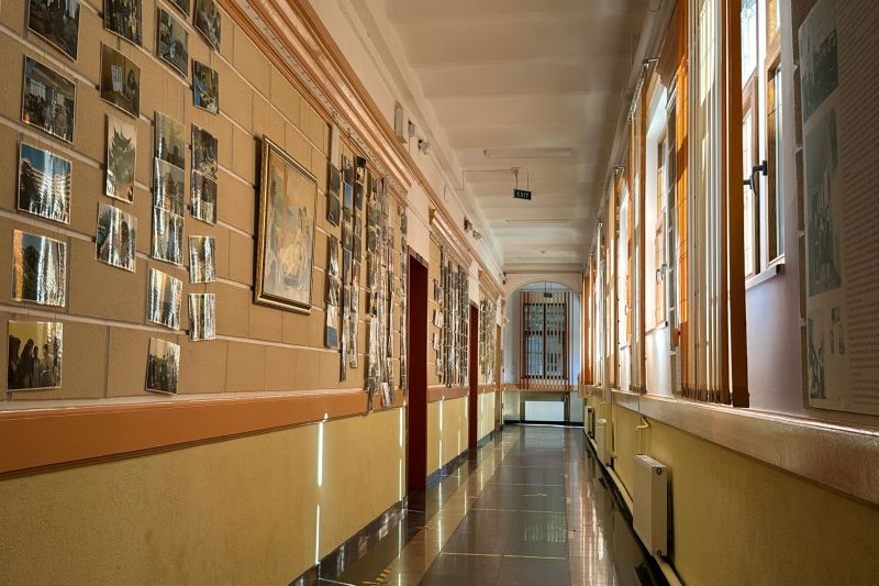 REPORTAJ: Trei școli, trei începuturi condensate: fără festivități, cu baloane sau cu sălile goale. Cum a început anul școlar în plin protest al cadrelor didactice, în contextul îngrijorărilor legate de viitorul copiilor noștri.