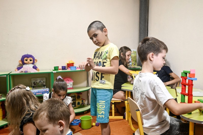 Rusia implementează un mecanism fără precedent pentru reeducarea copiilor ucraineni deportați, potrivit unui raport recent.