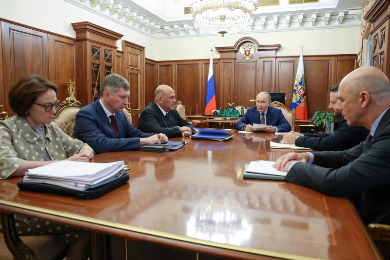 Rusia se află în fața unei decizii economice cruciale în zilele ce urmează, iar singura opțiune viabilă ar putea avea implicații semnificative asupra direcției țării.