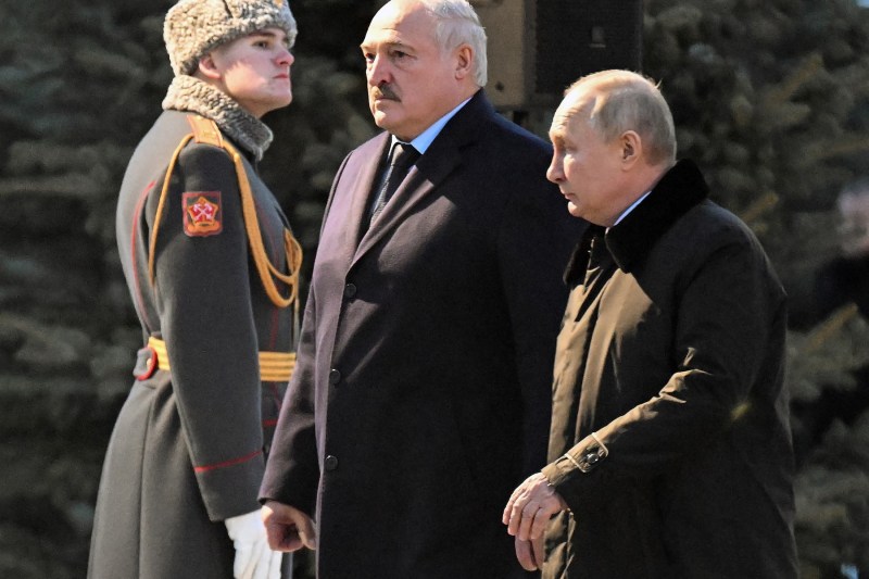 Rusia și Belarus au efectuat exerciții de lansare a armelor nucleare, dirijate de Moscova către Lukașenko, ridicând întrebări despre motivele prezenței armelor pe teritoriul belarus.