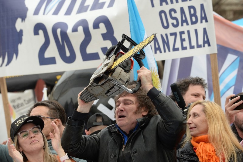 Se poate adapta austeritatea din Argentina la realitatea României? Analiza arată că afirmația despre folosirea fondurilor UE ca motor de Formula 1 montat pe un șasiu de lemn este discutabilă.