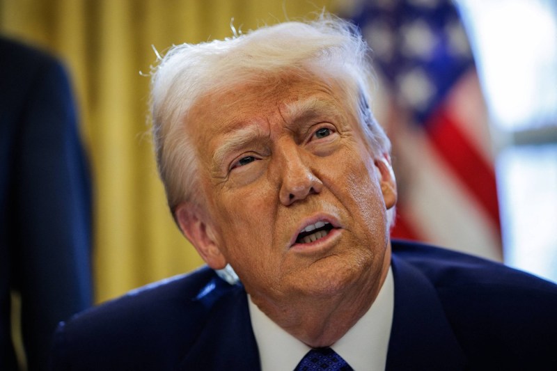Semnătura lui Donald Trump apare pe o felicitare cu aluzii sexuale adresate lui Jeffrey Epstein, iar imaginea a fost prezentată public de către parlamentari democrati.