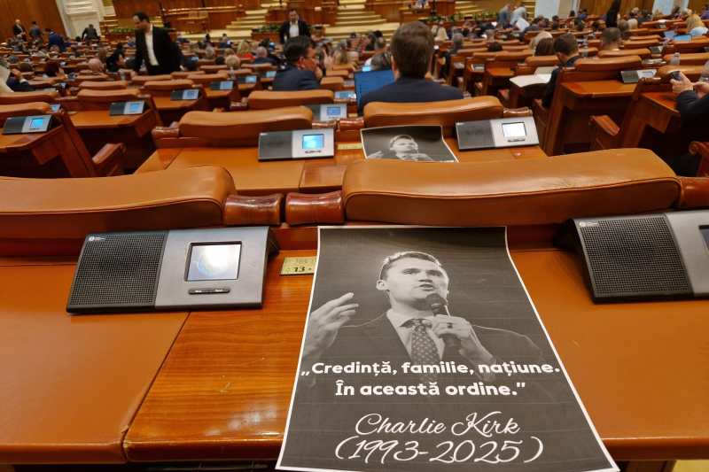 Senatori și deputați români au organizat momente de reculegere în amintirea lui Charlie Kirk, la inițiativa AUR; în Parlamentul European, o cerere similară a fost respinsă.