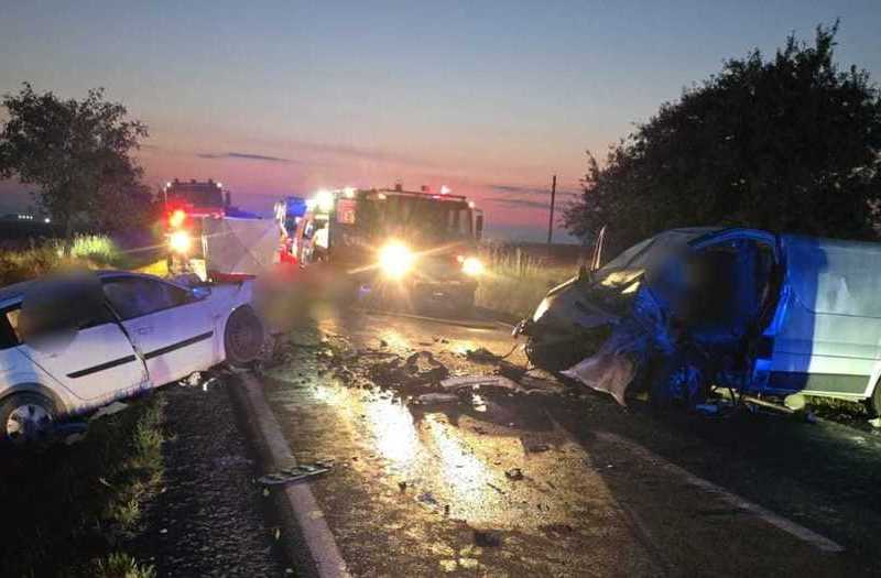 Tragedie rutieră în Bihor: trei persoane și-au pierdut viața după coliziunea dintre o autoutilitară și un autoturism, pe DN 19 E, între localitățile Sânlazăr și Chiraleu, județul Bihor.
