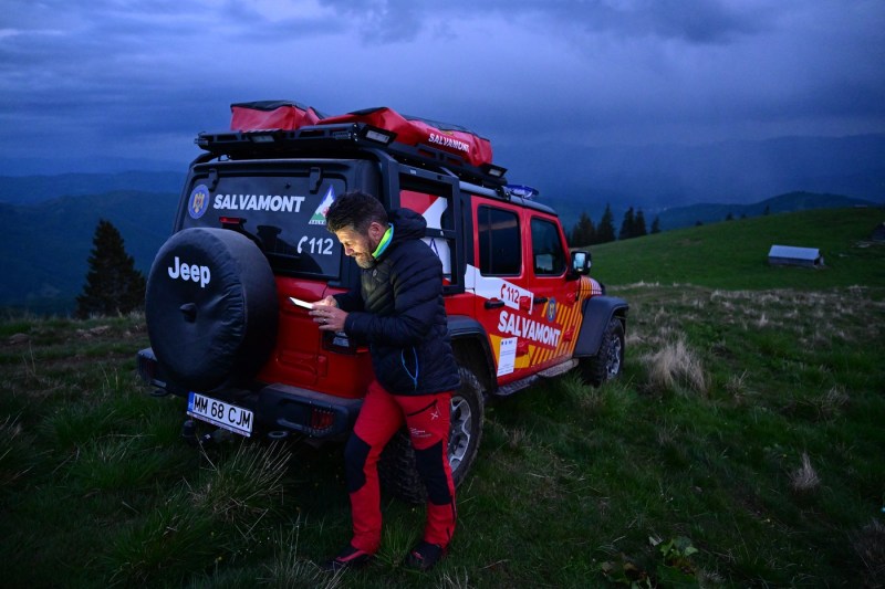 Trei tineri ucraineni, rătăciți de mai multe zile în Munții Maramureșului, au fost salvați de echipele Salvamont, după ce au făcut o greșeală și nu au urmat recomandările salvatorilor.