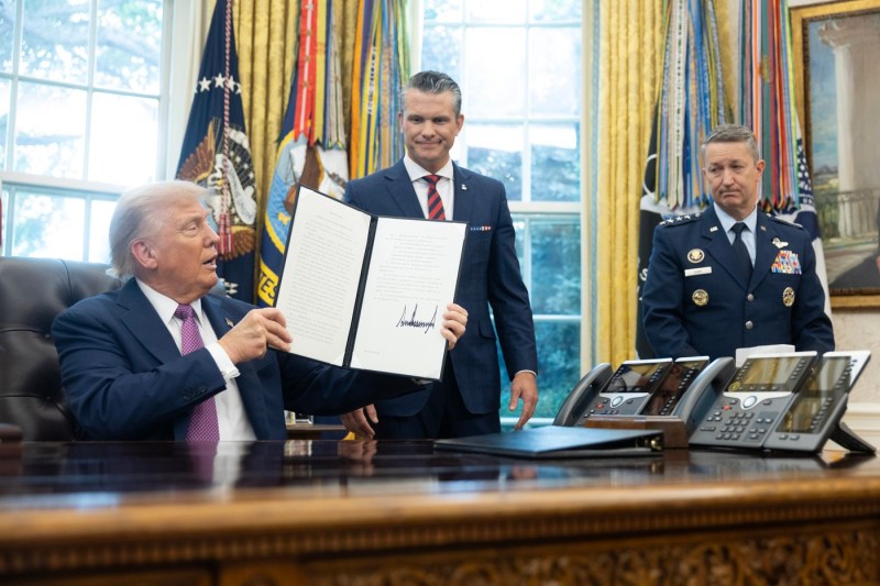 Trump semnează decretul pentru a introduce un nou nume pentru Pentagon, subliniind că puterea a facilitat pacea. «Am obținut pace datorită faptului că suntem puternici»