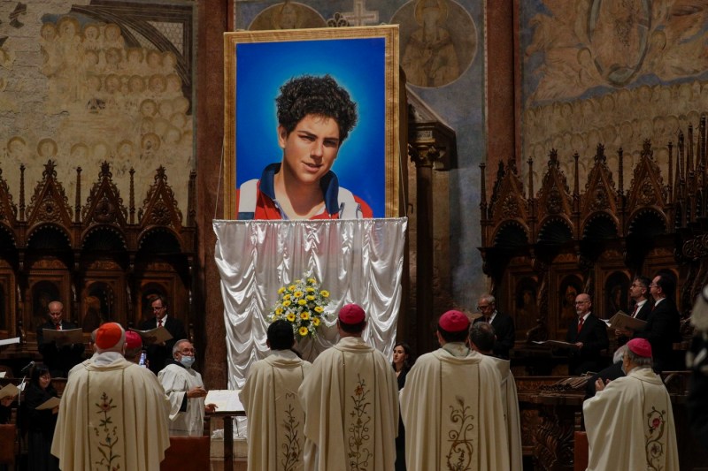 Un adolescent italian va fi canonizat duminică, devenind primul sfânt catolic din generația milenarilor.