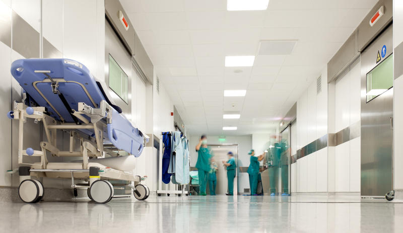 Un manager de spital solicită Colegiului Medicilor să ia măsuri față de medicii prezenți la o conferință în care au fost exprimate teorii antivaccin; se menționează și ideea de a considera investigația drept infracțiune.